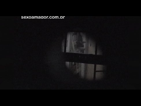 ❤️ 블론디는 중공 벽돌 뒤에 숨겨진 이웃 뱃사공에 의해 비밀리에 비디오에 녹화됩니다. ❌ 섹스 우리 ❌️